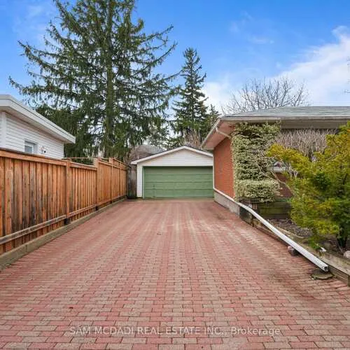 Premium freehold home for sale: 2470, Meadowood, 1001 - BR Bronte, Oakville