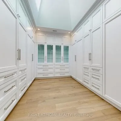 172,&nbsp;Burgundy, 1011 - MO Morrison, Oakville