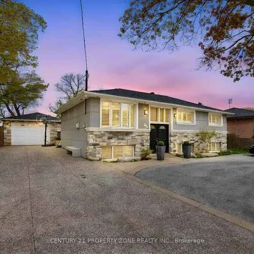 Premium freehold home for sale: 547, Pinegrove, 1020 - WO West, Oakville