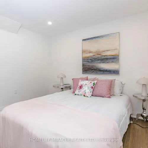 Premium freehold home for sale: 563, Taplow, 1020 - WO West, Oakville
