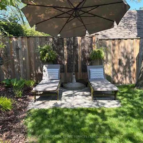 Premium freehold home for sale: 23, Glenmanor, 1002 - CO Central, Oakville