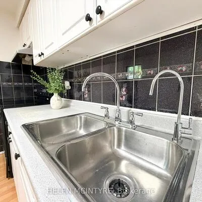 140,&nbsp;Ripley, 1003 - CP College Park, Oakville