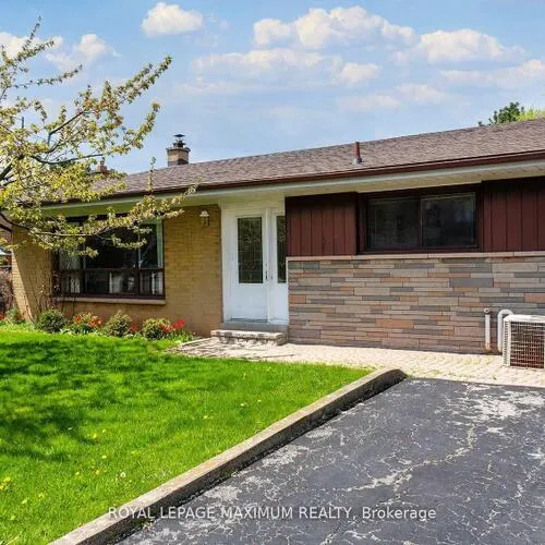 Premium freehold home for sale: 565, Pinegrove, 1020 - WO West, Oakville