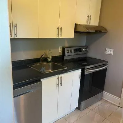 1098,&nbsp;Kent, 1003 - CP College Park, Oakville