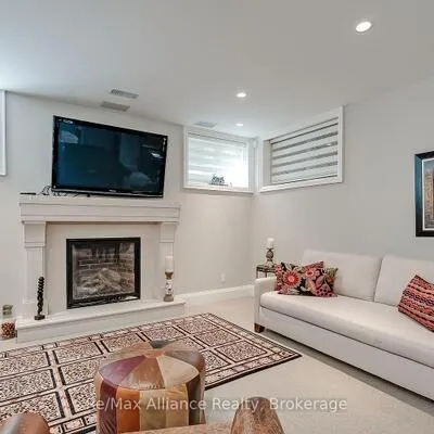 379,&nbsp;River Side, 1002 - CO Central, Oakville