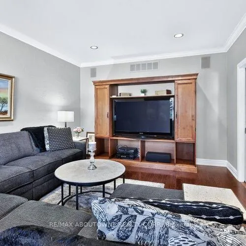 Premium freehold home for sale: 324, Oakridge, 1015 - RO River Oaks, Oakville