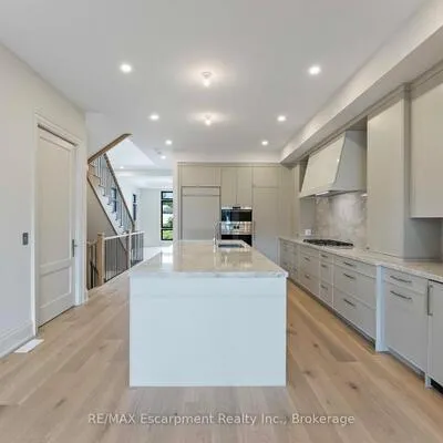 335,&nbsp;Helen Lawson, 1013 - OO Old Oakville, Oakville