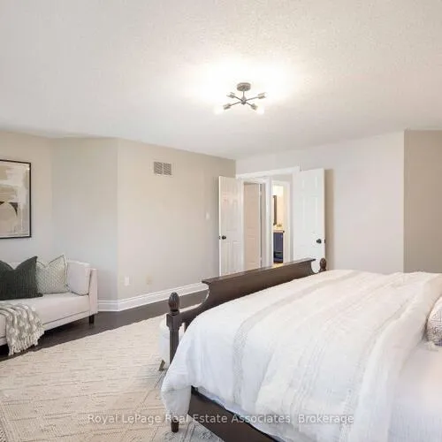 Premium freehold home for sale: 2253, Towne, 1015 - RO River Oaks, Oakville