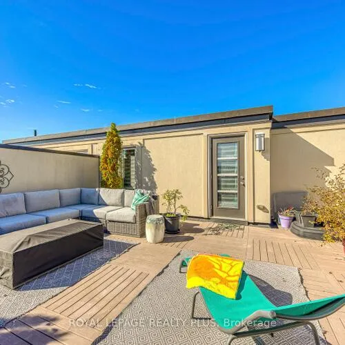 Premium freehold home for sale: 221, Hanover, 1020 - WO West, Oakville
