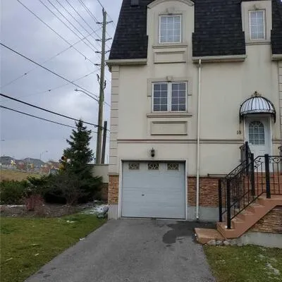215,&nbsp;16th, Langstaff, Richmond Hill