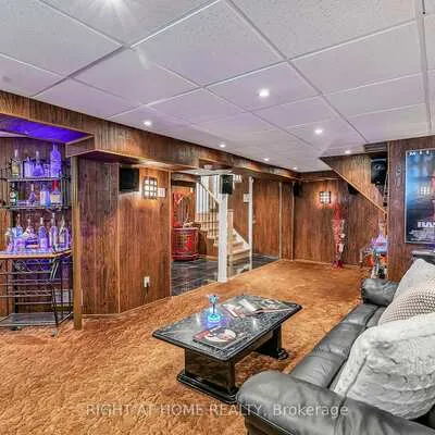 168,&nbsp;Springhead, North Richvale, Richmond Hill