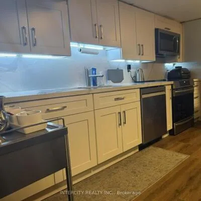 222,&nbsp;Combe, Bathurst Manor, Toronto