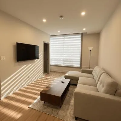 587,&nbsp;College, Trinity-Bellwoods, Toronto