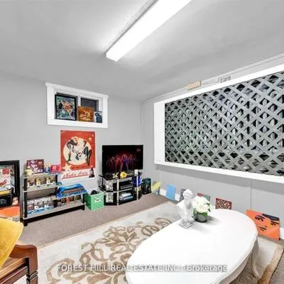 996,&nbsp;Bayview, Leaside, Toronto
