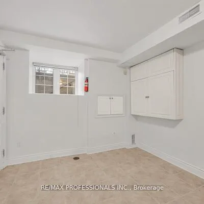 213,&nbsp;Major, University, Toronto