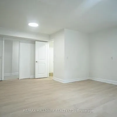 118,&nbsp;Fairholme, Englemount-Lawrence, Toronto