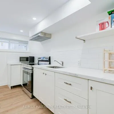 69,&nbsp;Searle, Bathurst Manor, Toronto