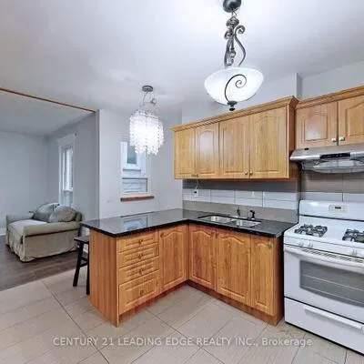 233,&nbsp;Borden, University, Toronto