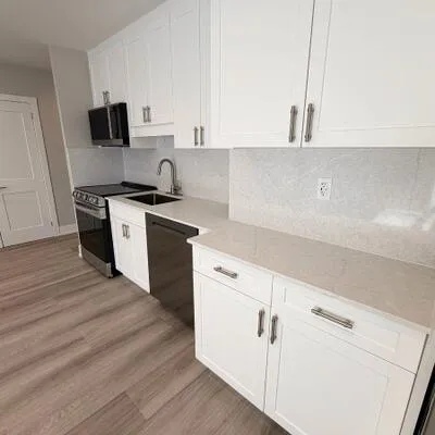 699,&nbsp;Balliol, Mount Pleasant East, Toronto