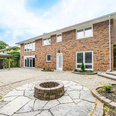 30,&nbsp;Hawksbury, Bayview Village, Toronto
