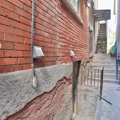 880,&nbsp;College, Palmerston-Little Italy, Toronto