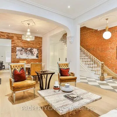 38,&nbsp;Beaconsfield, Little Portugal, Toronto