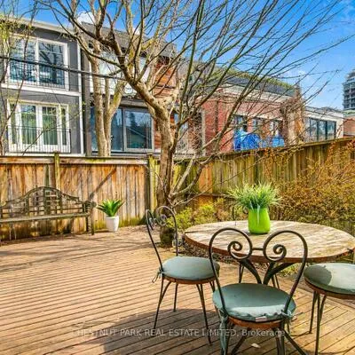 25,&nbsp;Bishop, Annex, Toronto