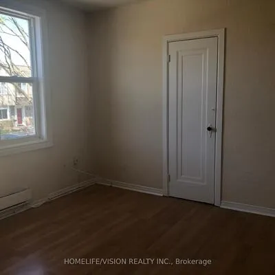 421,&nbsp;Sutherland, Leaside, Toronto