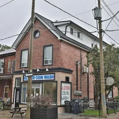 202,&nbsp;Lippincot, University, Toronto