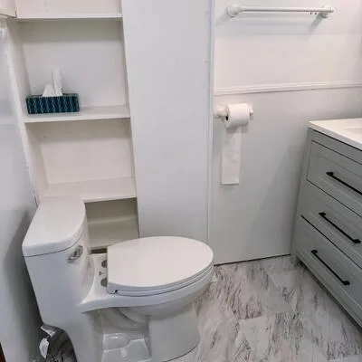 390,&nbsp;Roehampton, Mount Pleasant East, Toronto