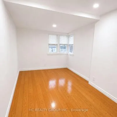 653,&nbsp;Bathurst, University, Toronto