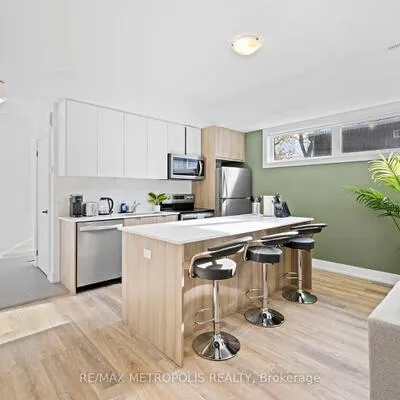 447,&nbsp;Lansdowne, Dufferin Grove, Toronto