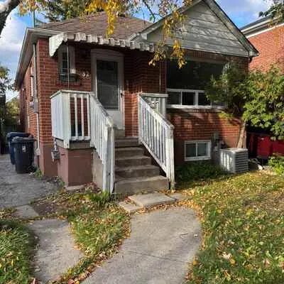 32,&nbsp;Newton, Newtonbrook East, Toronto