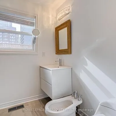 244,&nbsp;George, Moss Park, Toronto