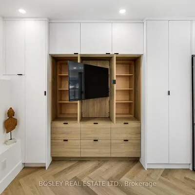 13R,&nbsp;Mansfield, Trinity-Bellwoods, Toronto