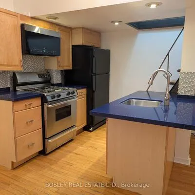 230,&nbsp;Ontario, Moss Park, Toronto