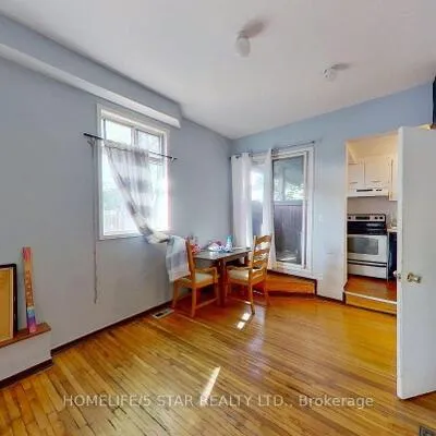 221,&nbsp;Bathurst, Trinity-Bellwoods, Toronto