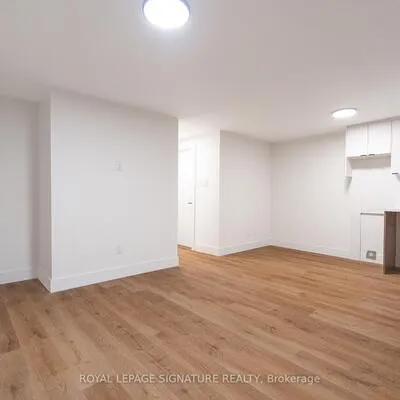 7,&nbsp;Earnscliffe, Oakwood Village, Toronto