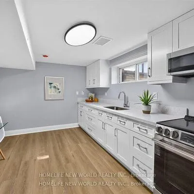 201,&nbsp;Goddard, Bathurst Manor, Toronto