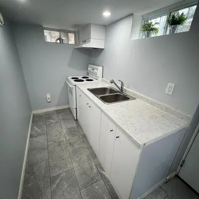 102,&nbsp;Barton, Annex, Toronto