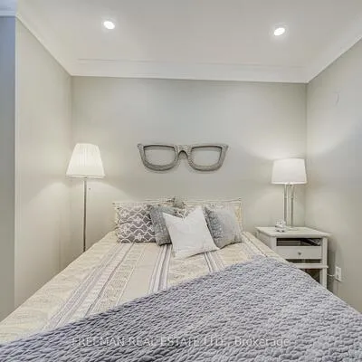 916,&nbsp;Manning, Annex, Toronto