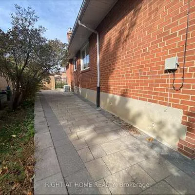 4,&nbsp;Trophy, Victoria Village, Toronto