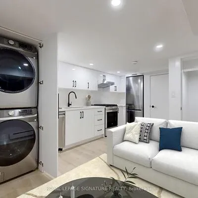250,&nbsp;Major, University, Toronto