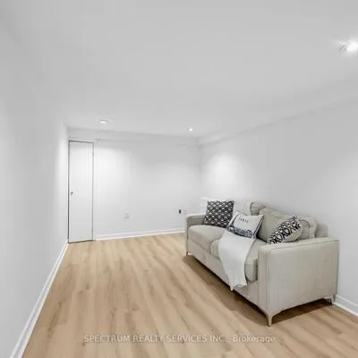 29,&nbsp;Raglan, Humewood-Cedarvale, Toronto
