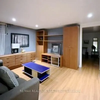 2,&nbsp;Greyhound, Bayview Woods-Steeles, Toronto