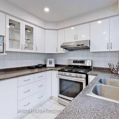 17,&nbsp;Baroness, Don Valley Village, Toronto