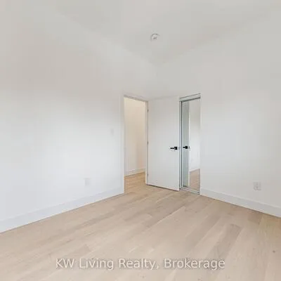 712,&nbsp;Eglinton, Leaside, Toronto