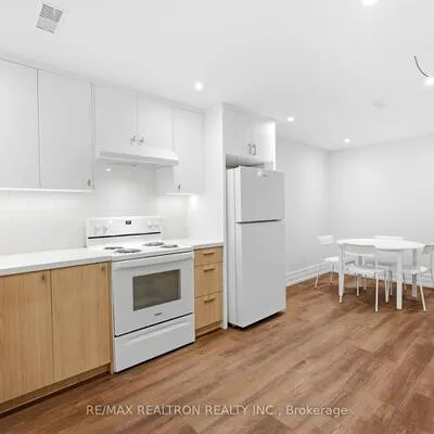 220,&nbsp;Hillhurst, Bedford Park-Nortown, Toronto