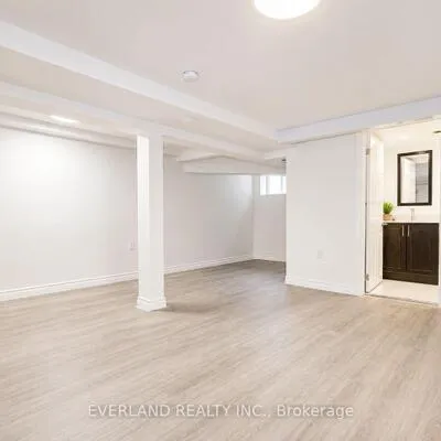 1751,&nbsp;Bayview, Leaside, Toronto