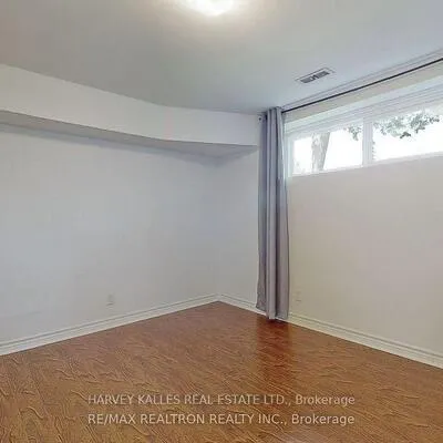 142,&nbsp;Combe, Bathurst Manor, Toronto